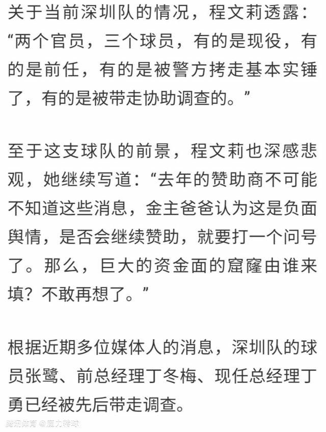 放在鼻子下方嗅了嗅，眉头皱紧。